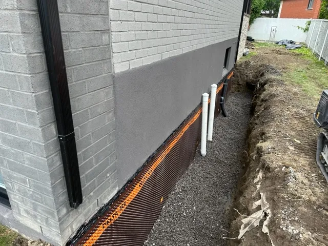 Grâce au système d'imperméabilisation de la fondation par l'extérieur à Saint-Léonard, Montréal, QC