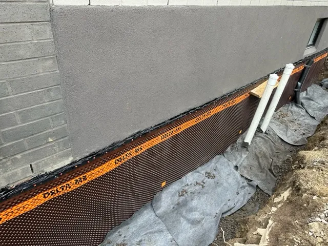 Grâce au système d'imperméabilisation de la fondation par l'extérieur à Saint-Léonard, Montréal, QC