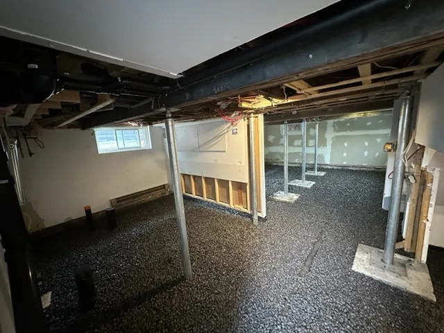Stabilisation des solives et installation système de drainage dans le vide sanitaire à Longueuil, QC Stabilisation des solives et installation système de drainage dans le vide sanitaire à Longueuil, QC
