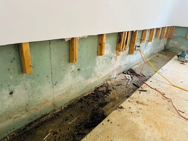 Imperméabilisation et installation d'un drain intérieur au sous-sol à Saint-Sulpice, QC