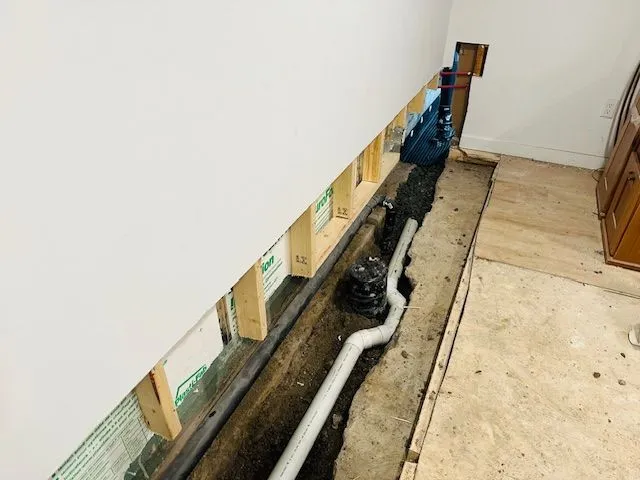 Imperméabilisation et installation d'un drain intérieur au sous-sol à Saint-Sulpice, QC