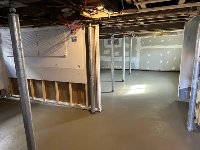 Stabilisation des solives et installation système de drainage dans le vide sanitaire à Longueuil, QC Stabilisation des solives et installation système de drainage dans le vide sanitaire à Longueuil, QC