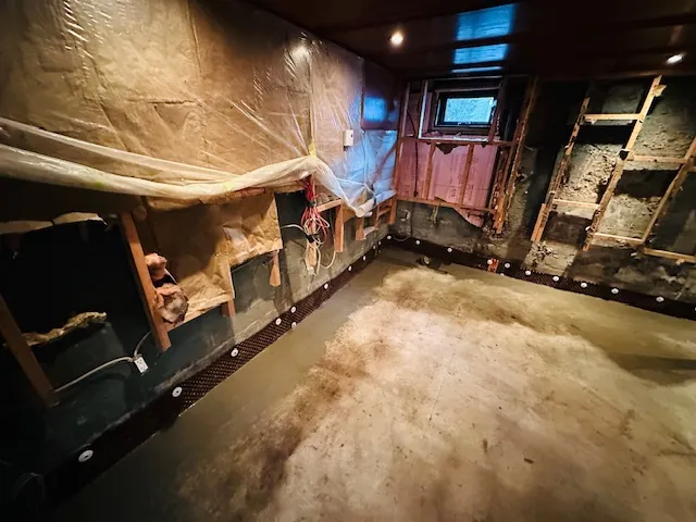 Imperméabilisation du Sous-Sol de l'Intérieur à Montréal, QC Imperméabilisation du Sous-Sol de l'Intérieur à Montréal, QC