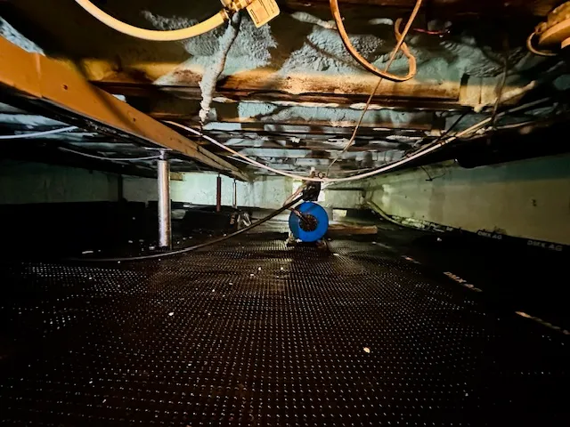Problèmes d'Humidité et de Renforcement Identifiés dans le Vide Sanitaire à Québec, QC