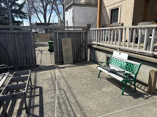 Grâce au système d'imperméabilisation de la fondation par l'extérieur à Saint-Léonard, Montréal, QC
