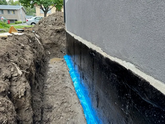 Grâce au système d'imperméabilisation de la fondation par l'extérieur à Saint-Léonard, Montréal, QC