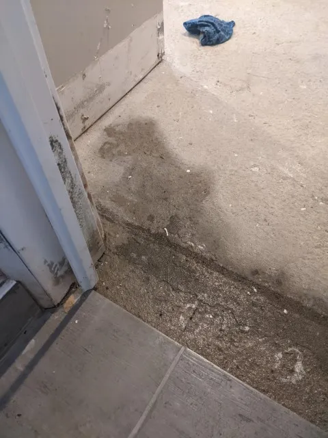 Problème d’infiltration d’eau au sous-sol et installation de drain intérieur à Laval, QC Problème d’infiltration d’eau au sous-sol et installation de drain intérieur à Laval, QC
