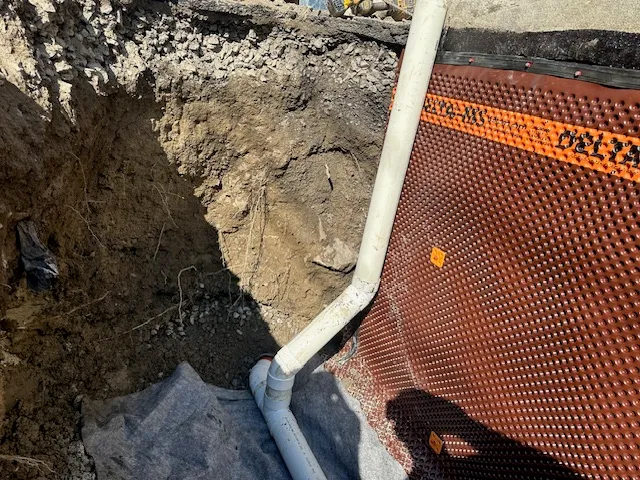 Grâce au système d'imperméabilisation de la fondation par l'extérieur à Saint-Léonard, Montréal, QC