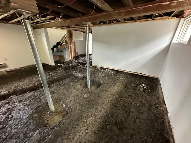 Stabilisation des solives et installation système de drainage dans le vide sanitaire à Longueuil, QC Stabilisation des solives et installation système de drainage dans le vide sanitaire à Longueuil, QC