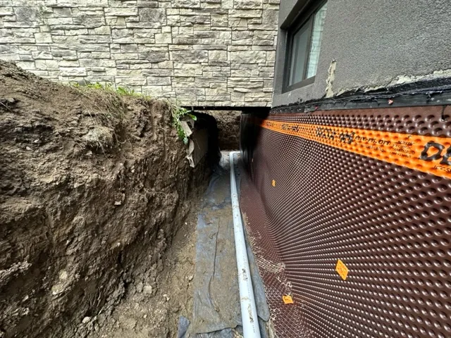Grâce au système d'imperméabilisation de la fondation par l'extérieur à Saint-Léonard, Montréal, QC