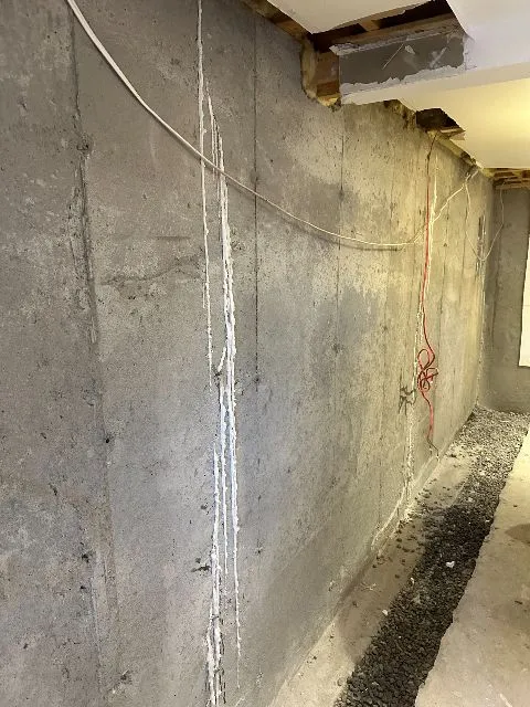 Imperméabilisation et installation d'un drain intérieur au sous-sol à Saint-Sulpice, QC Imperméabilisation et installation d'un drain intérieur au sous-sol à Saint-Sulpice, QC