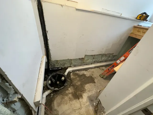 Problème d’infiltration d’eau au sous-sol et installation de drain intérieur à Laval, QC Problème d’infiltration d’eau au sous-sol et installation de drain intérieur à Laval, QC