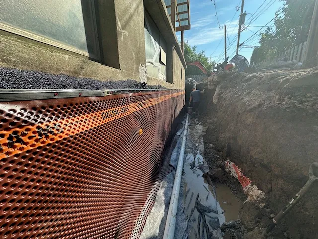 Grâce au système d'imperméabilisation de la fondation par l'extérieur à Saint-Léonard, Montréal, QC