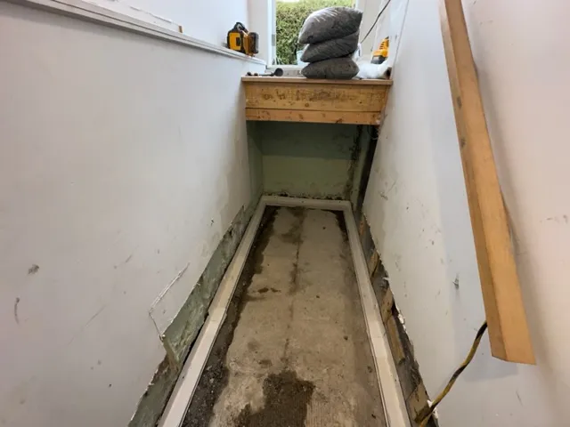 Problème d’infiltration d’eau au sous-sol et installation de drain intérieur à Laval, QC Problème d’infiltration d’eau au sous-sol et installation de drain intérieur à Laval, QC