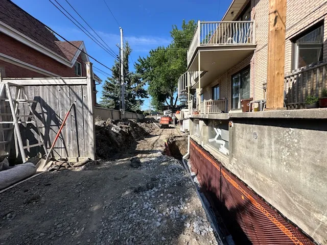 Grâce au système d'imperméabilisation de la fondation par l'extérieur à Saint-Léonard, Montréal, QC