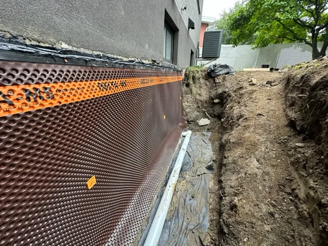 Grâce au système d'imperméabilisation de la fondation par l'extérieur à Saint-Léonard, Montréal, QC