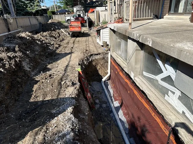 Grâce au système d'imperméabilisation de la fondation par l'extérieur à Saint-Léonard, Montréal, QC
