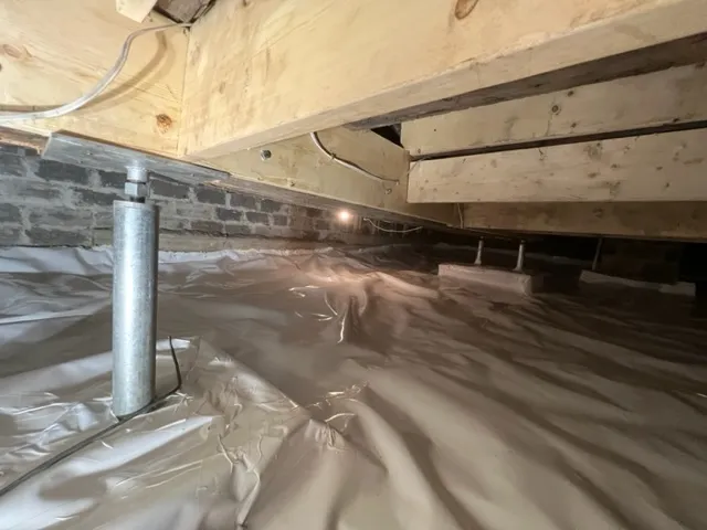 Stabilisation des solives et encapsulation dans le vide sanitaire à Pointe-Calumet, QC Stabilisation des solives et encapsulation dans le vide sanitaire à Pointe-Calumet, QC