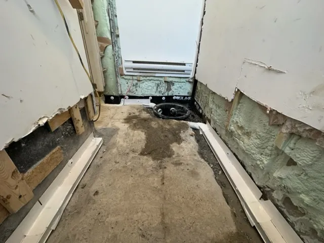 Problème d’infiltration d’eau au sous-sol et installation de drain intérieur à Laval, QC Problème d’infiltration d’eau au sous-sol et installation de drain intérieur à Laval, QC