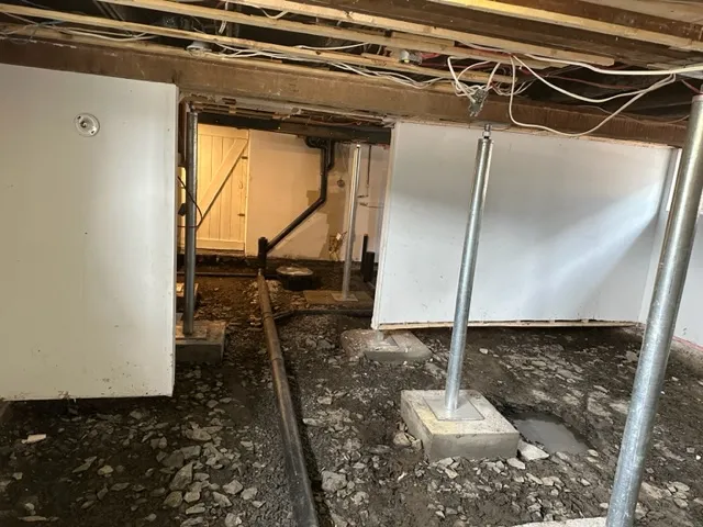 Stabilisation des solives et installation système de drainage dans le vide sanitaire à Longueuil, QC Stabilisation des solives et installation système de drainage dans le vide sanitaire à Longueuil, QC