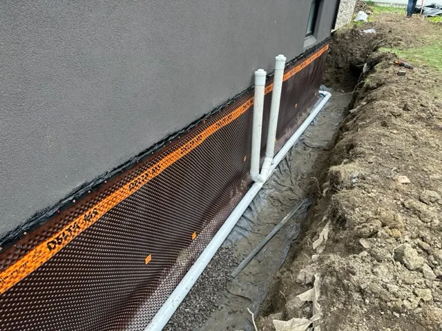 Grâce au système d'imperméabilisation de la fondation par l'extérieur à Saint-Léonard, Montréal, QC