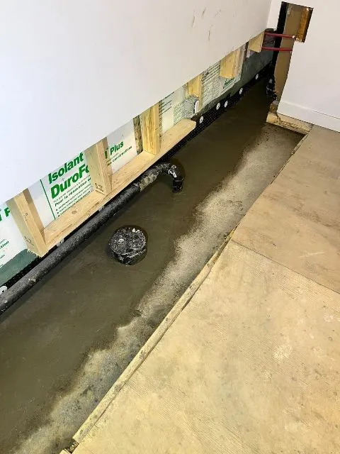 Imperméabilisation et installation d'un drain intérieur au sous-sol à Saint-Sulpice, QC