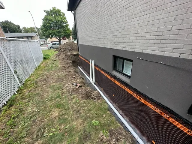 Grâce au système d'imperméabilisation de la fondation par l'extérieur à Saint-Léonard, Montréal, QC