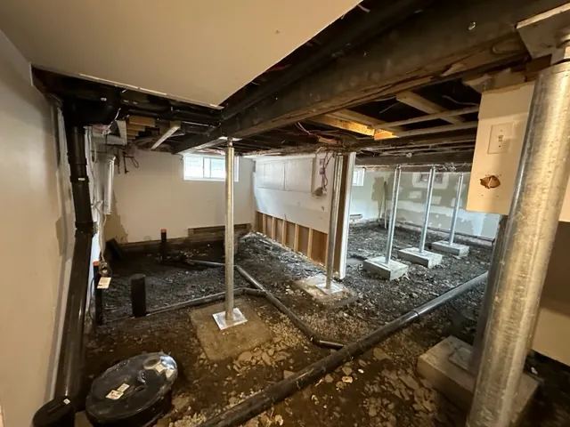 Stabilisation des solives et installation système de drainage dans le vide sanitaire à Longueuil, QC Stabilisation des solives et installation système de drainage dans le vide sanitaire à Longueuil, QC