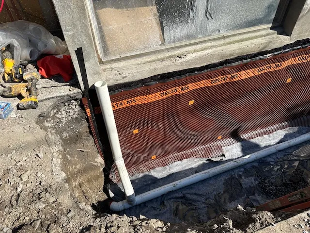 Grâce au système d'imperméabilisation de la fondation par l'extérieur à Saint-Léonard, Montréal, QC