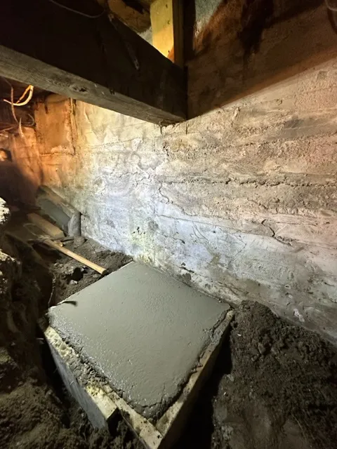 Stabilisation du plancher Grâce à l’installation de poteau SuperJack à Pointe-Claire QC. Avant
