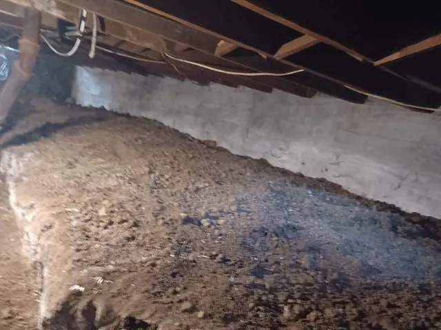 Problème d'humidité dans le vide sanitaire à Côte-Saint-Luc, QC. Avant