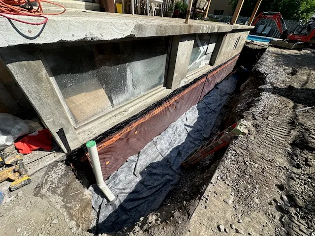 Grâce au système d'imperméabilisation de la fondation par l'extérieur à Saint-Léonard, Montréal, QC