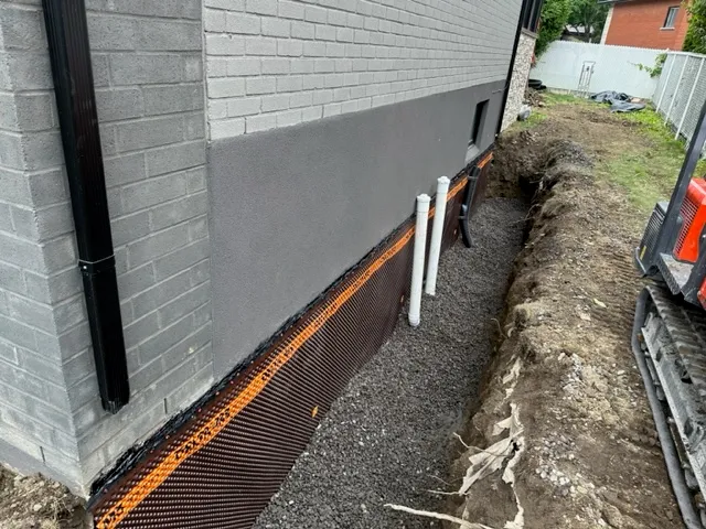 Grâce au système d'imperméabilisation de la fondation par l'extérieur à Saint-Léonard, Montréal, QC
