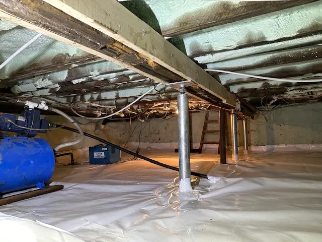 Problèmes d'Humidité et de Renforcement Identifiés dans le Vide Sanitaire à Québec, QC