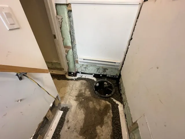 Problème d’infiltration d’eau au sous-sol et installation de drain intérieur à Laval, QC Problème d’infiltration d’eau au sous-sol et installation de drain intérieur à Laval, QC