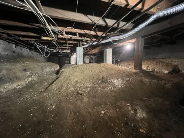 Solution pour l'humidité dans le vide sanitaire à Westmount. Avant