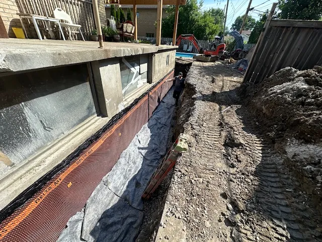 Grâce au système d'imperméabilisation de la fondation par l'extérieur à Saint-Léonard, Montréal, QC